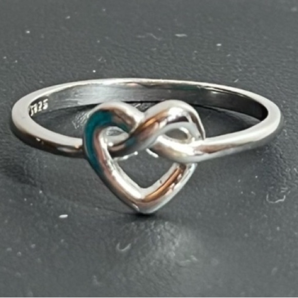 Sterling silver heart knot ring. Size 8. Classic. Perfect gift for loved one!